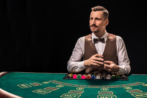 激烈的棋牌游戏对战场景